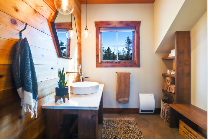 modern rustic mountain bathroom